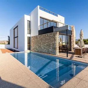 https://exclusiva-villa-con-piscina-en-agua-amarga-a-2km-de-la-playa.es-andalucia.com